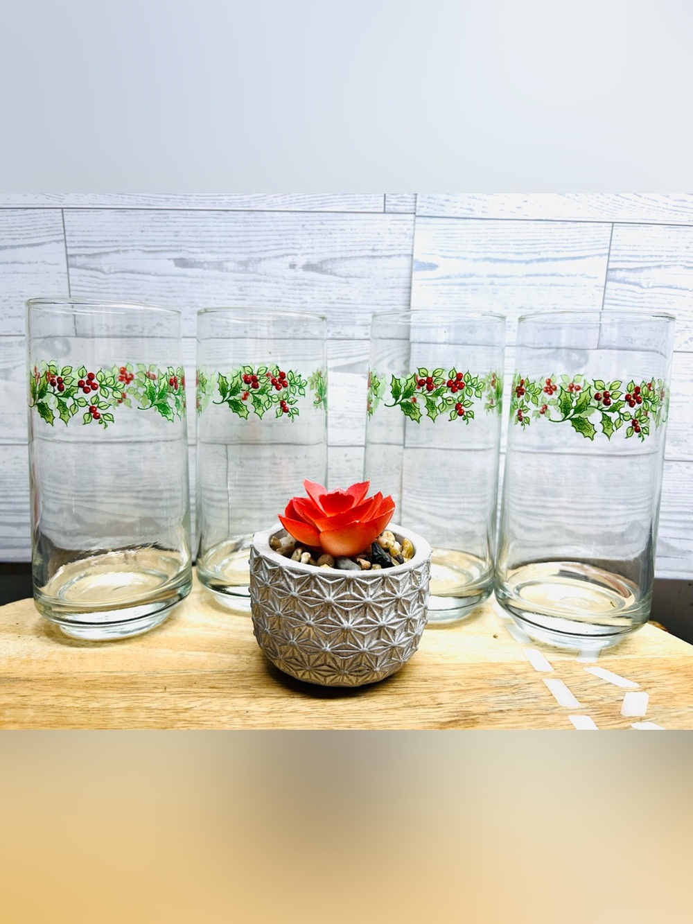 Vintage Gibson Christmas Charm
Winterberry Tumbler set of 4